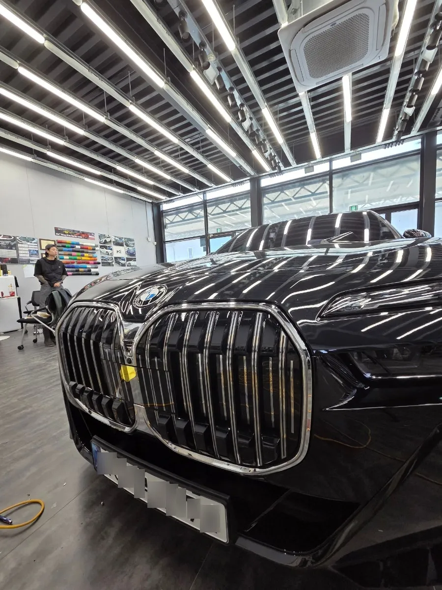 BMW 7 Seriesのカーラッピング事例|クローム除去で印象激変 施工写真 1-2