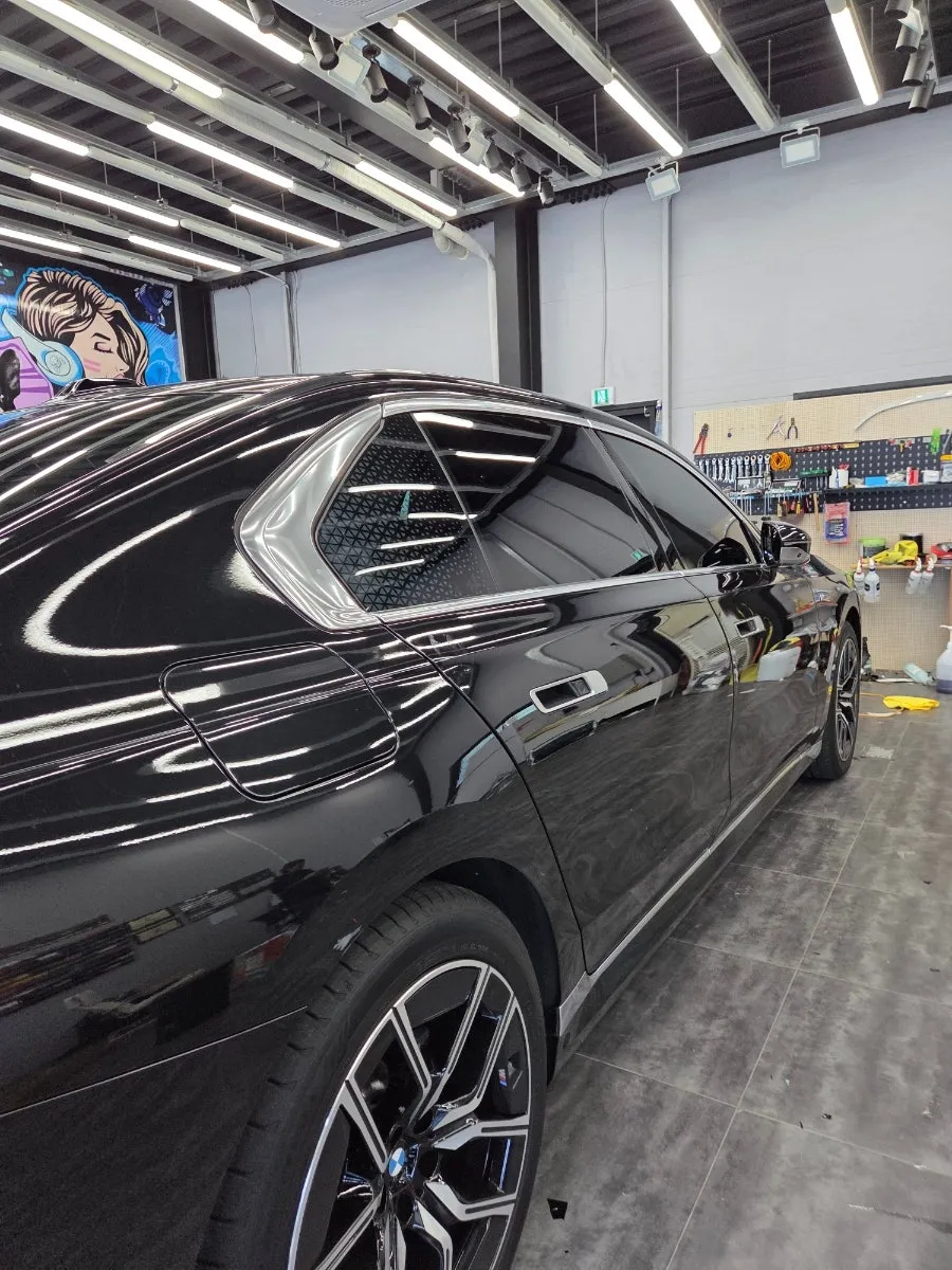 BMW 7 Seriesのカーラッピング事例|クローム除去で印象激変 施工写真 2-2