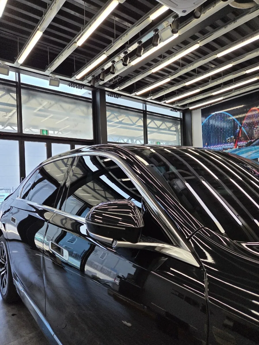 BMW 7 Seriesのカーラッピング事例|クローム除去で印象激変 施工写真 3-2