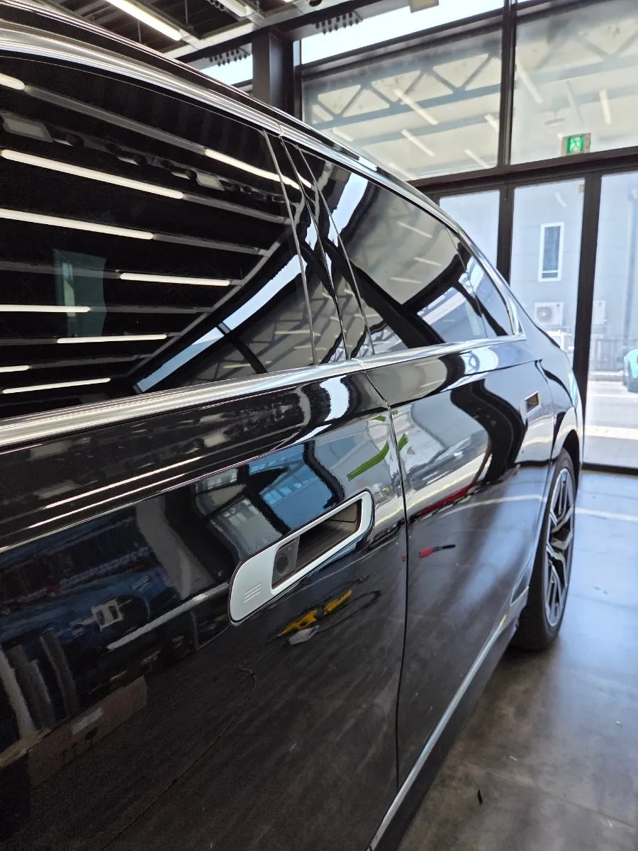 BMW 7 Seriesのカーラッピング事例|クローム除去で印象激変 施工写真 3-3