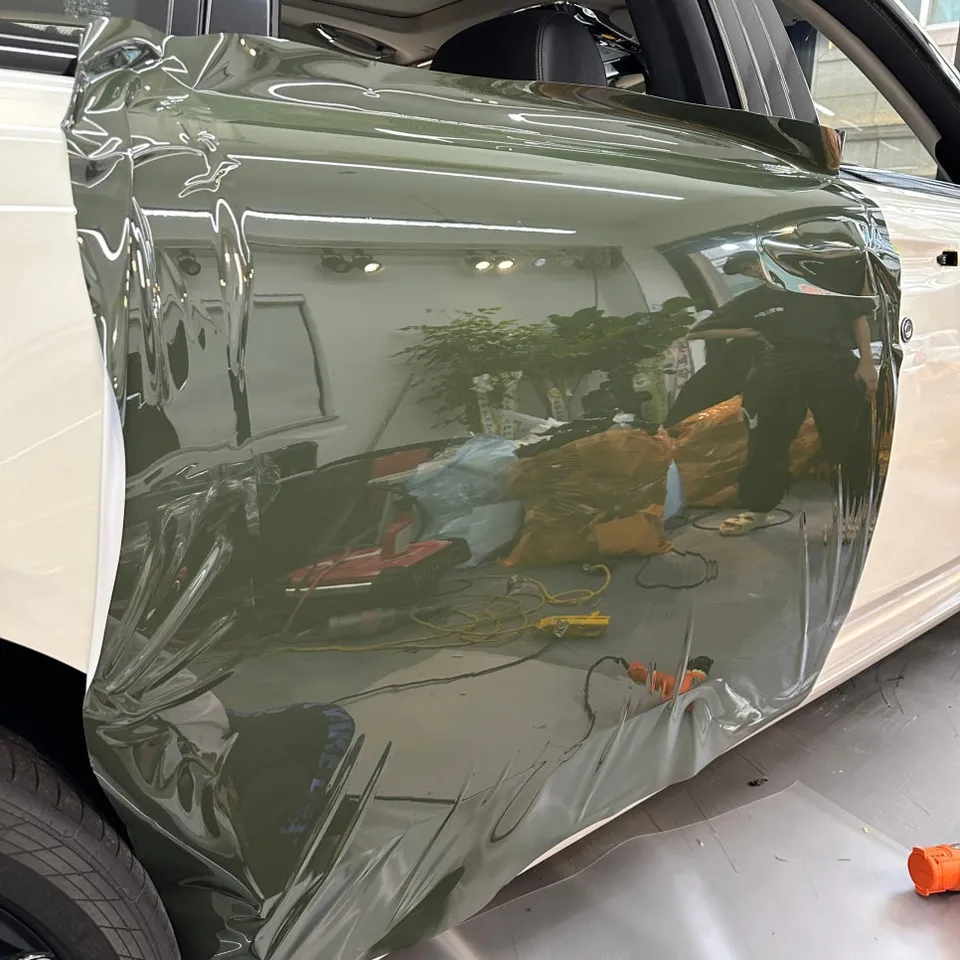 Rolls-Royce Ghostのカーラッピング事例|オリーブグリーンとコーチライン 施工写真 3-1