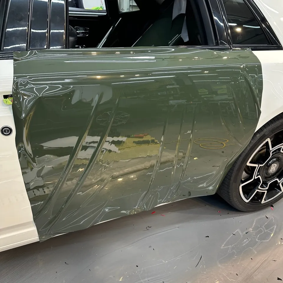 Rolls-Royce Ghostのカーラッピング事例|オリーブグリーンとコーチライン 施工写真 1-2