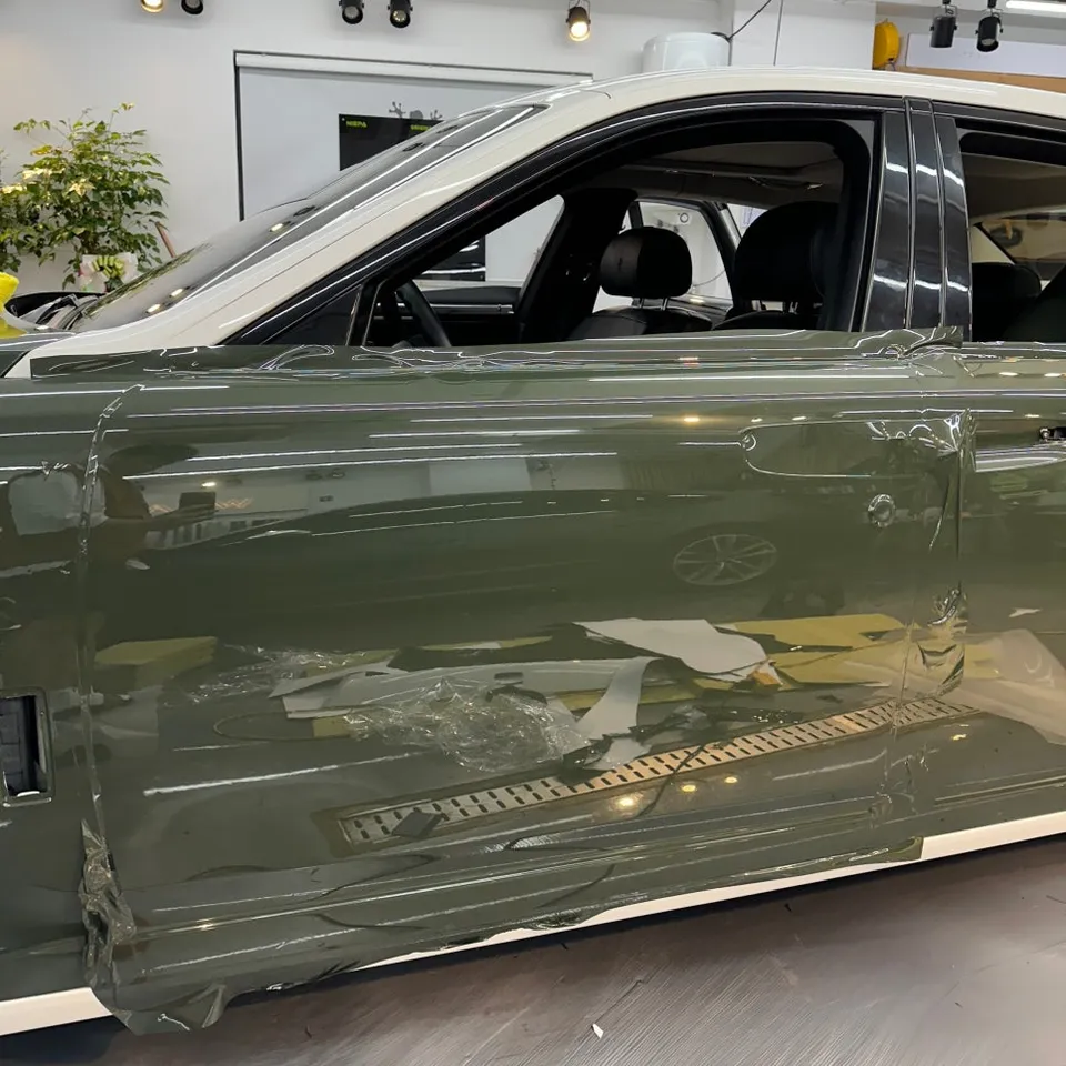 Rolls-Royce Ghostのカーラッピング事例|オリーブグリーンとコーチライン 施工写真 2-2