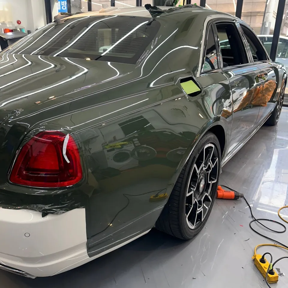 Rolls-Royce Ghostのカーラッピング事例|オリーブグリーンとコーチライン 施工写真 3-2