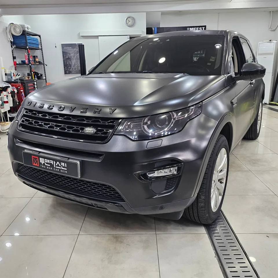 Land Rover Discovery Sportのカーラッピング事例:サテンブラックの再施工 施工写真 2-1