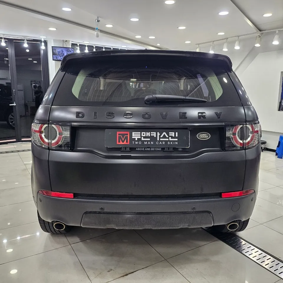 Land Rover Discovery Sportのカーラッピング事例:サテンブラックの再施工 施工写真 3-1