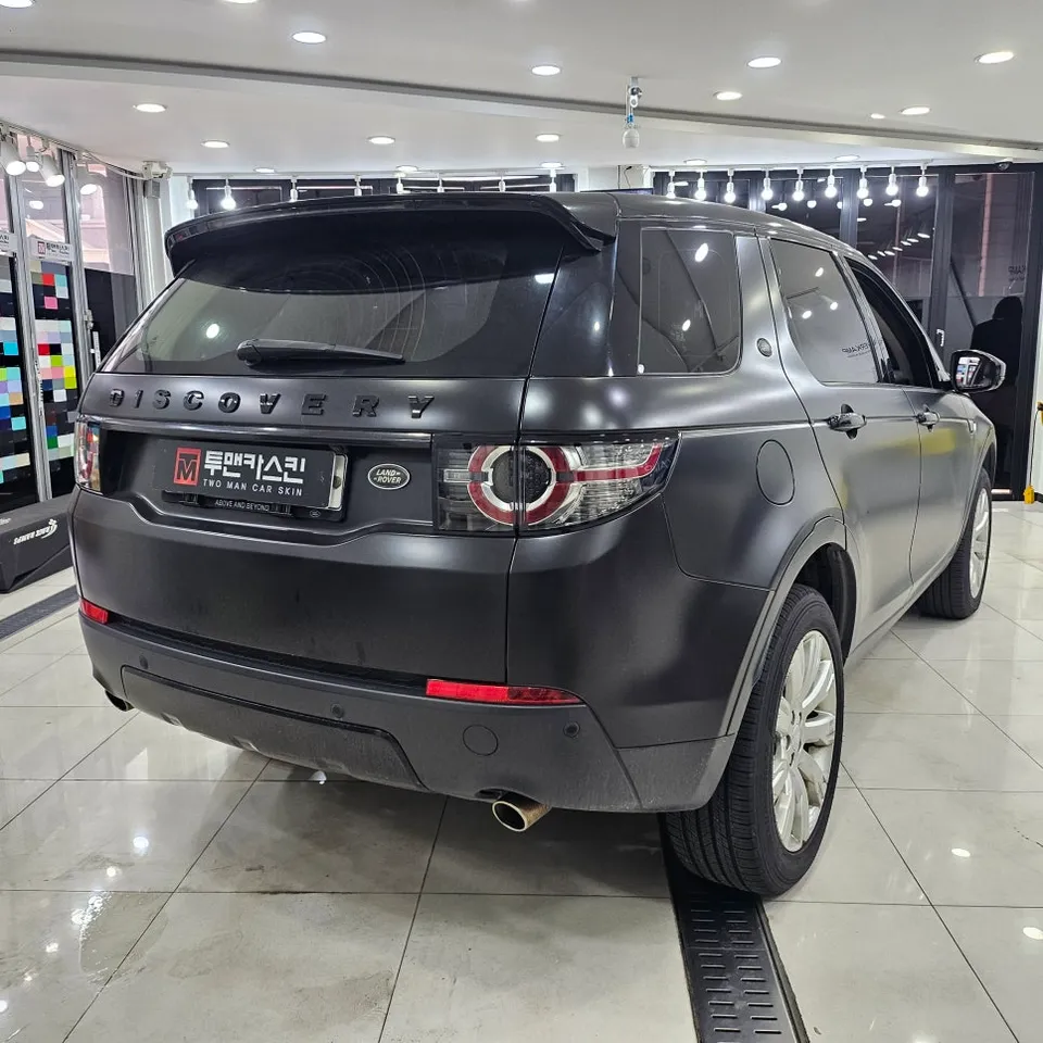 Land Rover Discovery Sportのカーラッピング事例:サテンブラックの再施工 施工写真 4-1