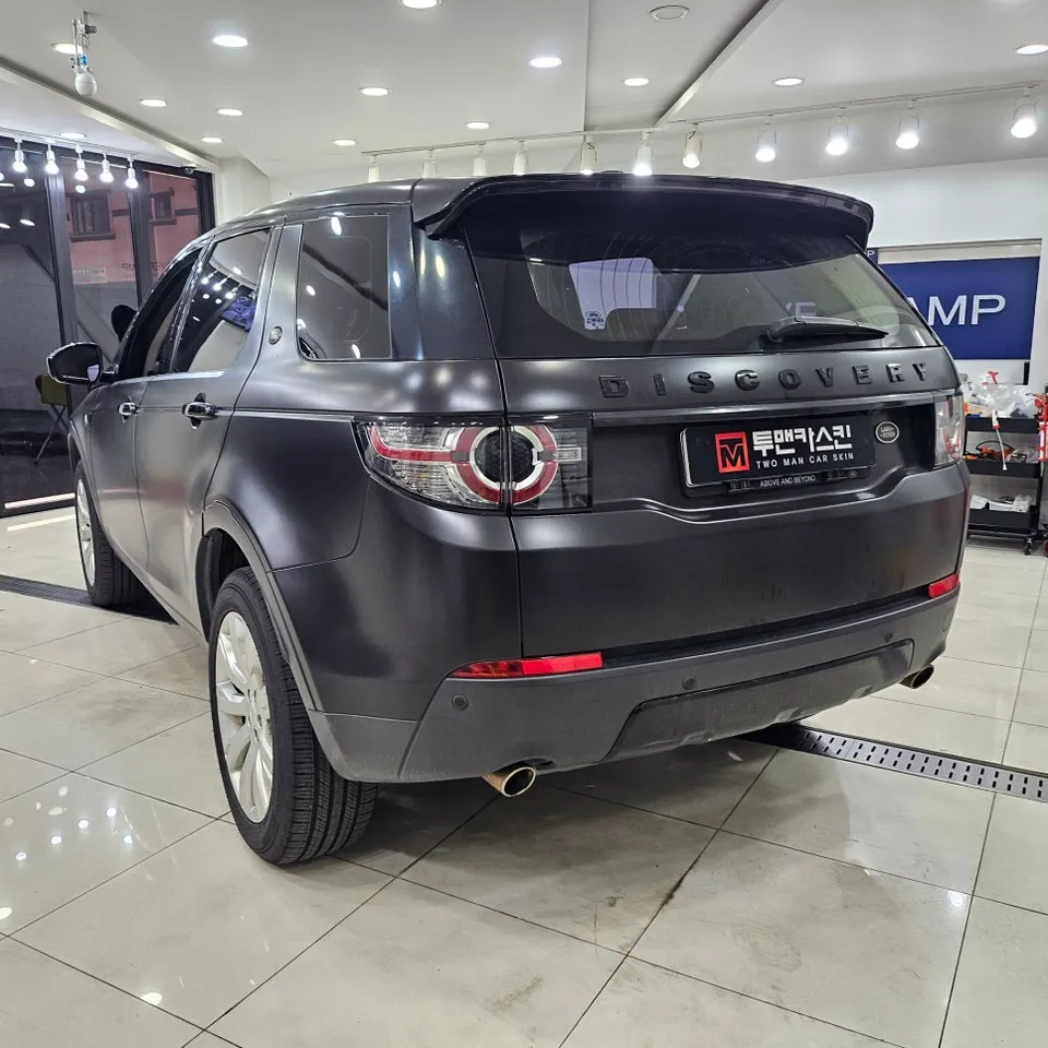 Land Rover Discovery Sportのカーラッピング事例:サテンブラックの再施工 施工写真 5-1