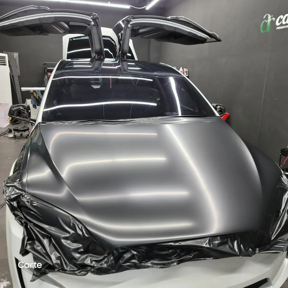Tesla Model Xのカーラッピング事例｜サテンブラックで印象激変 施工写真 1-2