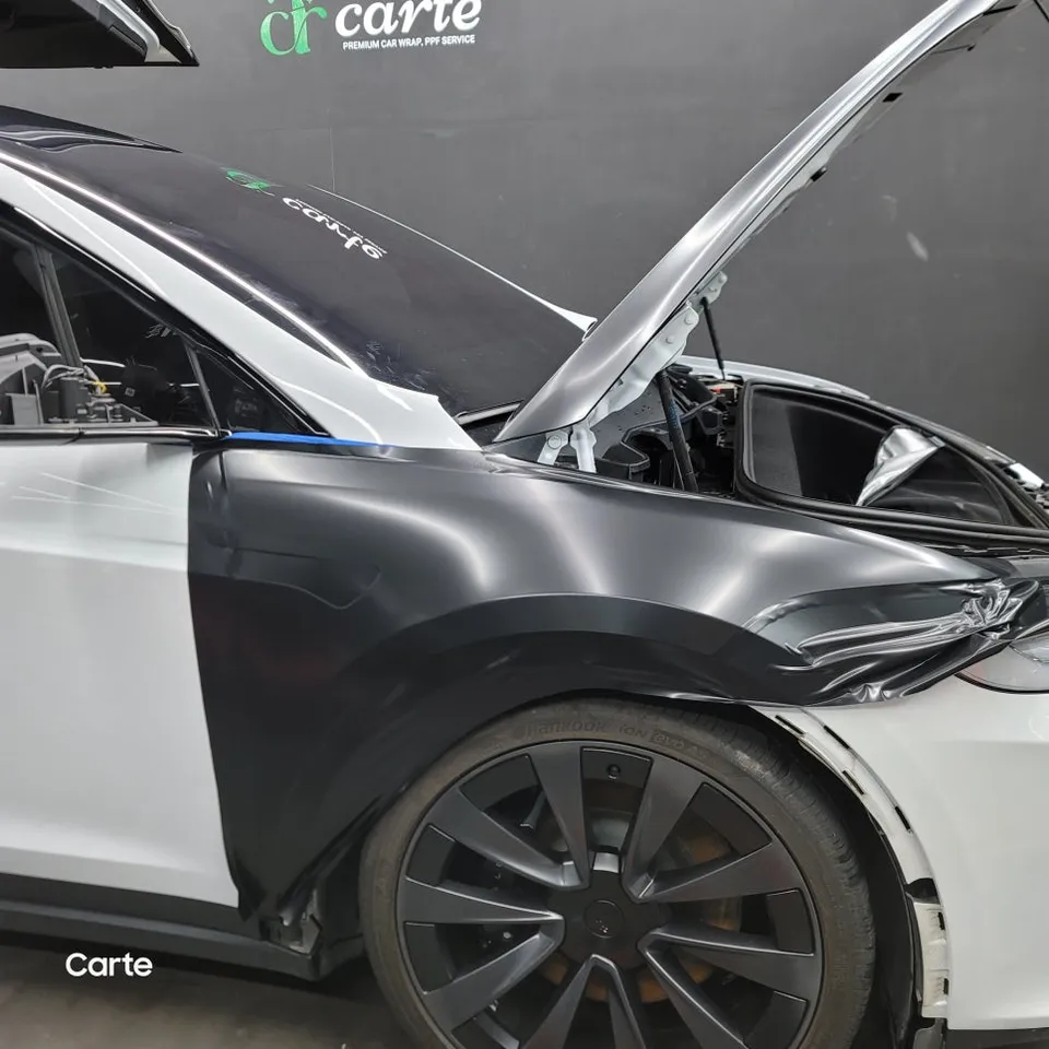 Tesla Model Xのカーラッピング事例｜サテンブラックで印象激変 施工写真 3-2