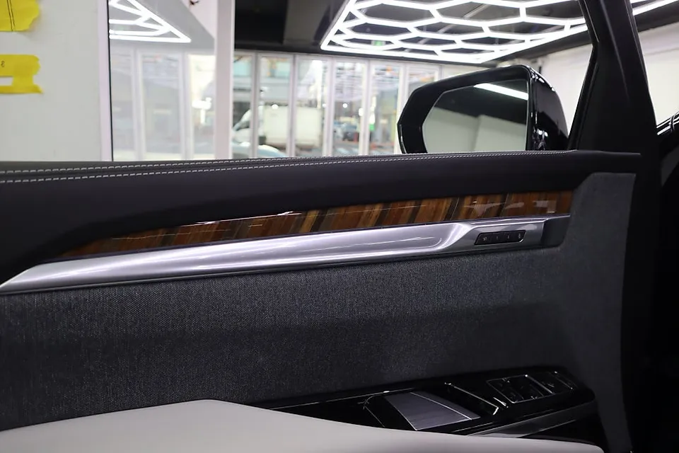 Cadillac Escaladeのカーラッピング事例 施工写真 4-1