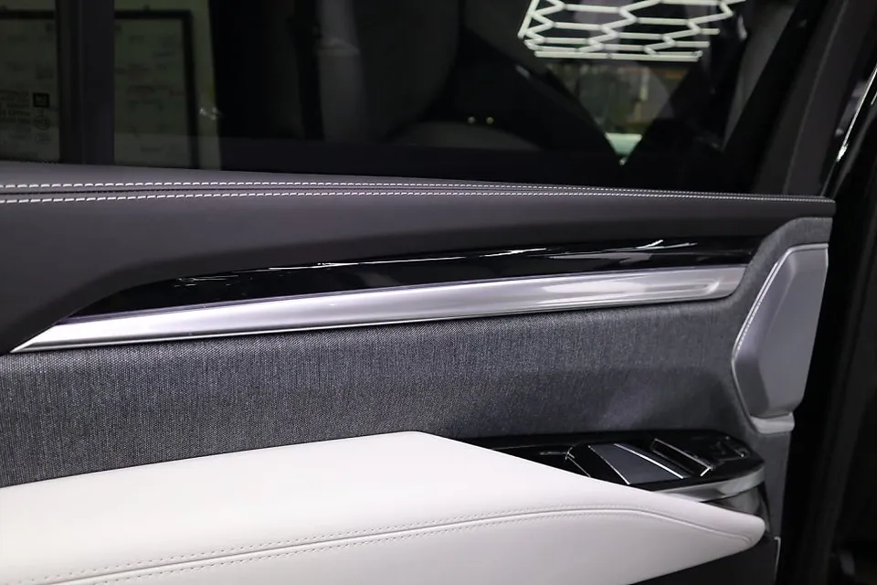Cadillac Escaladeのカーラッピング事例 施工写真 1-2