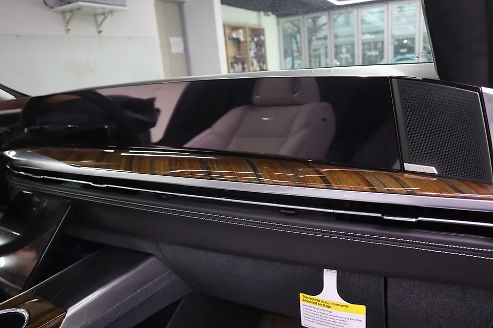 Cadillac Escaladeのカーラッピング事例 施工写真 2-2
