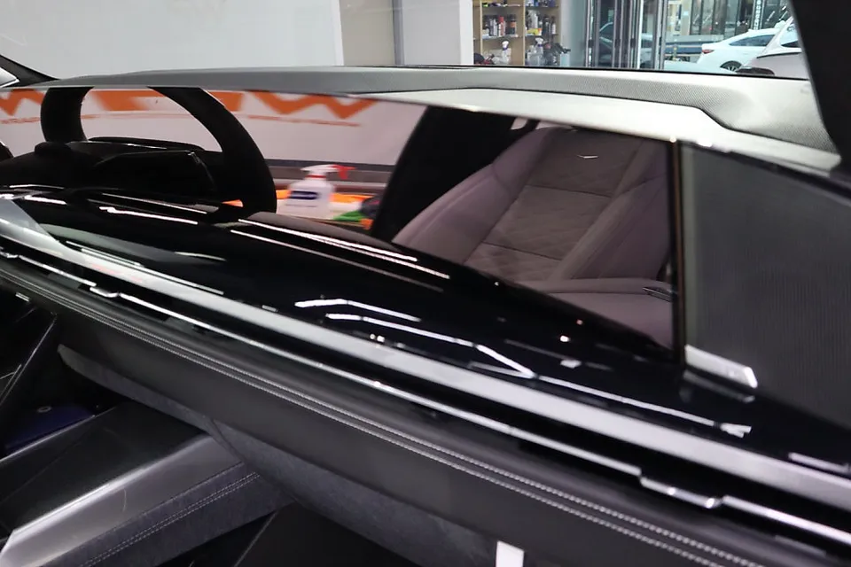 Cadillac Escaladeのカーラッピング事例 施工写真 3-2