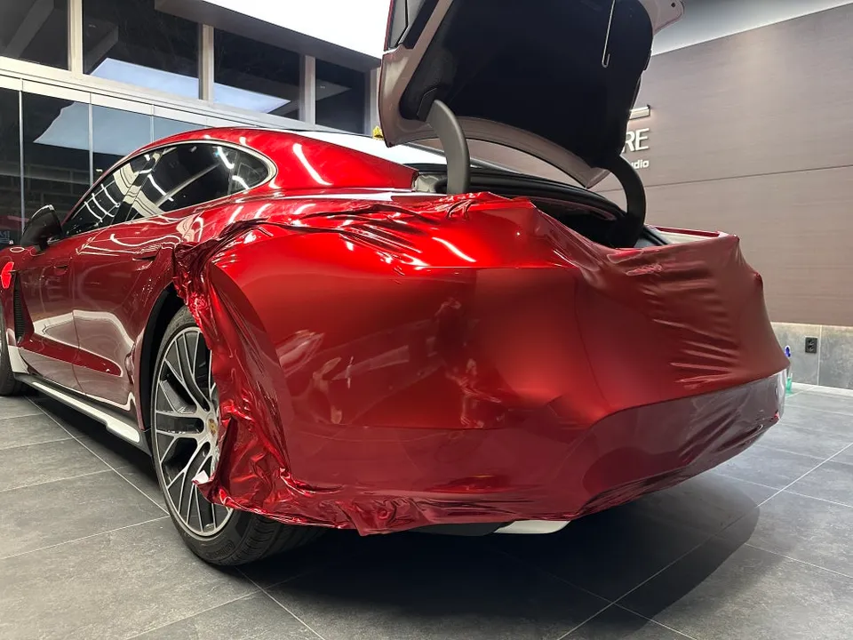 ポルシェ タイカン カーラッピング事例|チェリーレッドで高級感UP 施工写真 4-1
