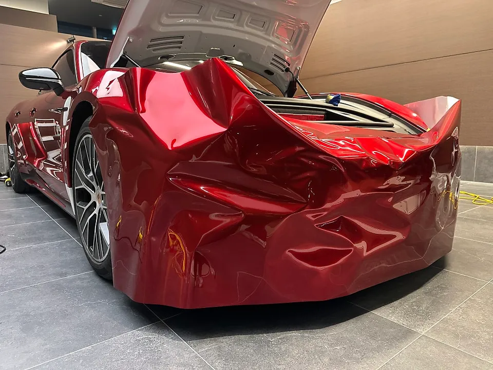 ポルシェ タイカン カーラッピング事例|チェリーレッドで高級感UP 施工写真 2-2