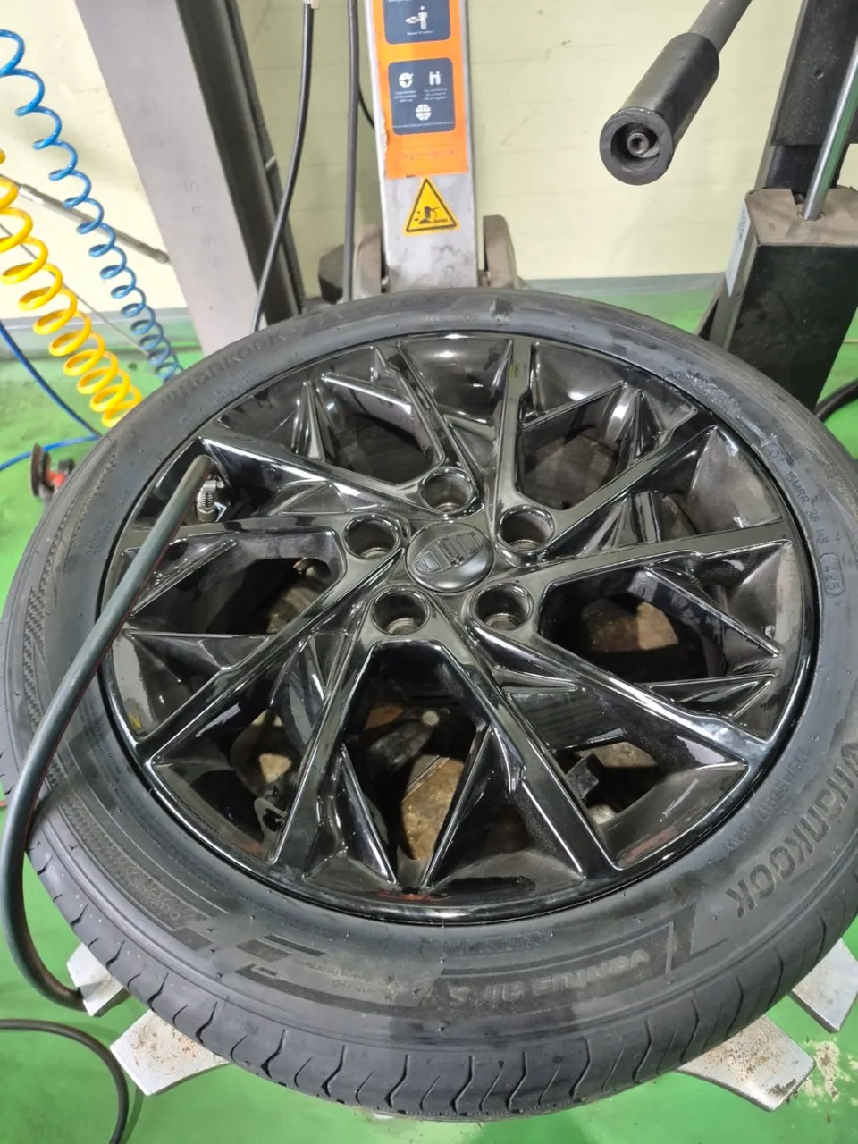 Hyundai Elantra AD  - Hyundai Elantra AD Tire Replacement: Hankook Ventus AirS Review photo 3