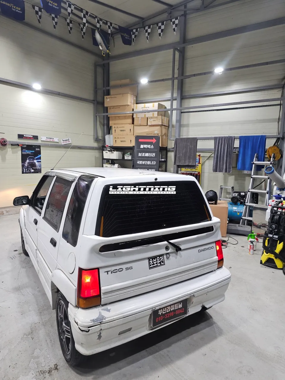 Hyundai Azeraのドライブレコーダー取付事例 施工写真 4-2