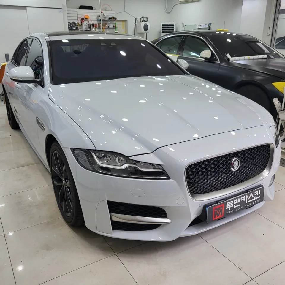 Jaguar XFのカーラッピング事例｜クロームブラック化 施工写真 1-1