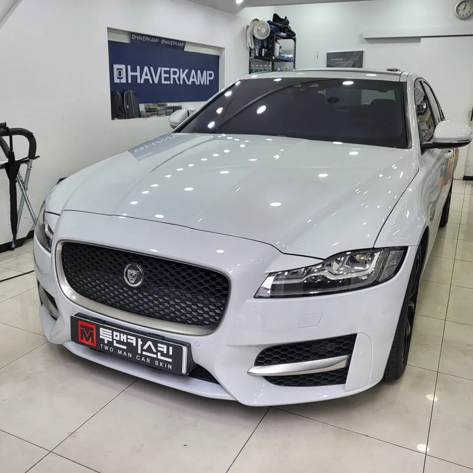 Jaguar XFのカーラッピング事例｜クロームブラック化 施工写真 2-1