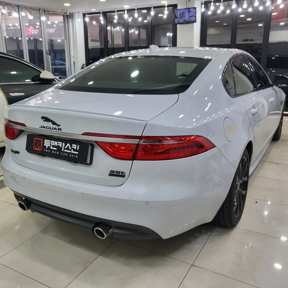 Jaguar XFのカーラッピング事例｜クロームブラック化 施工写真 3-1