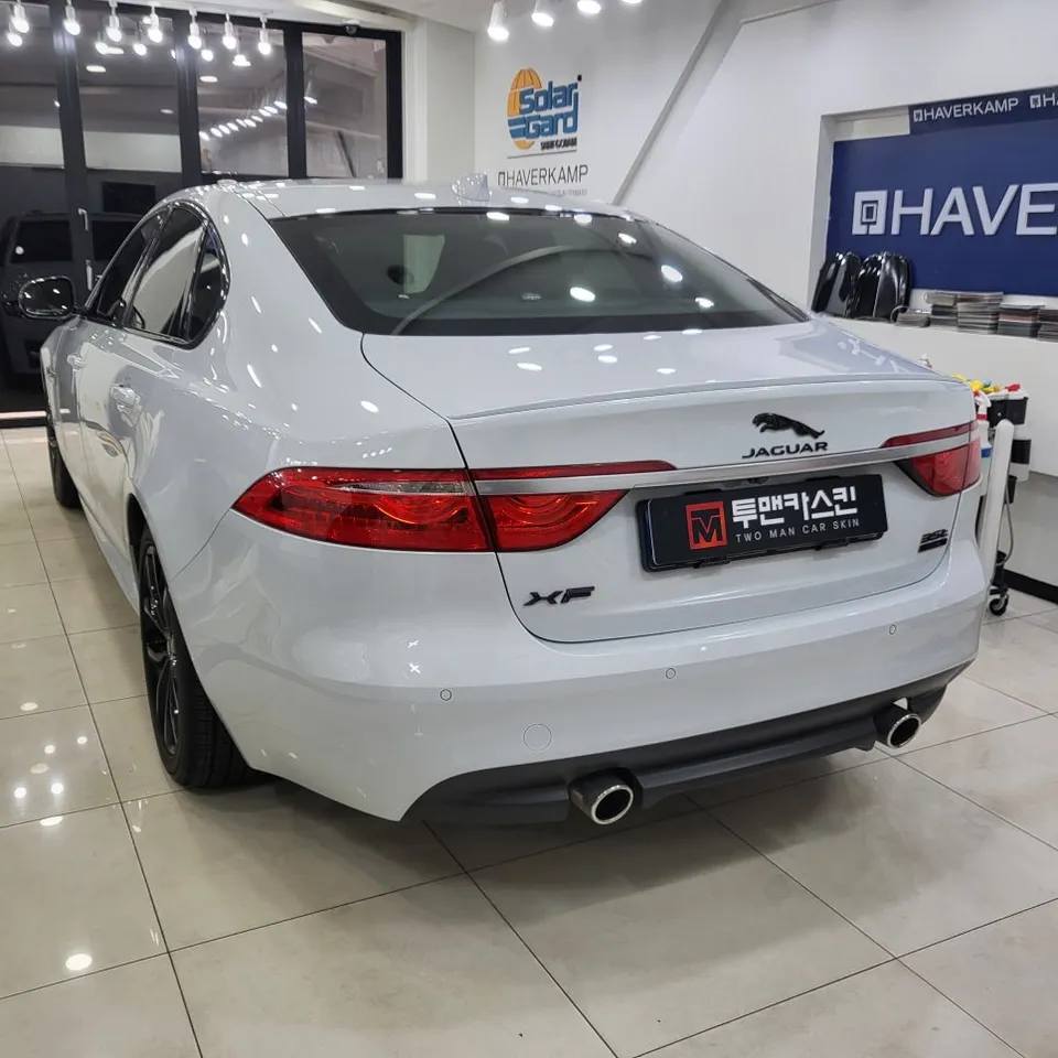 Jaguar XFのカーラッピング事例｜クロームブラック化 施工写真 1-2