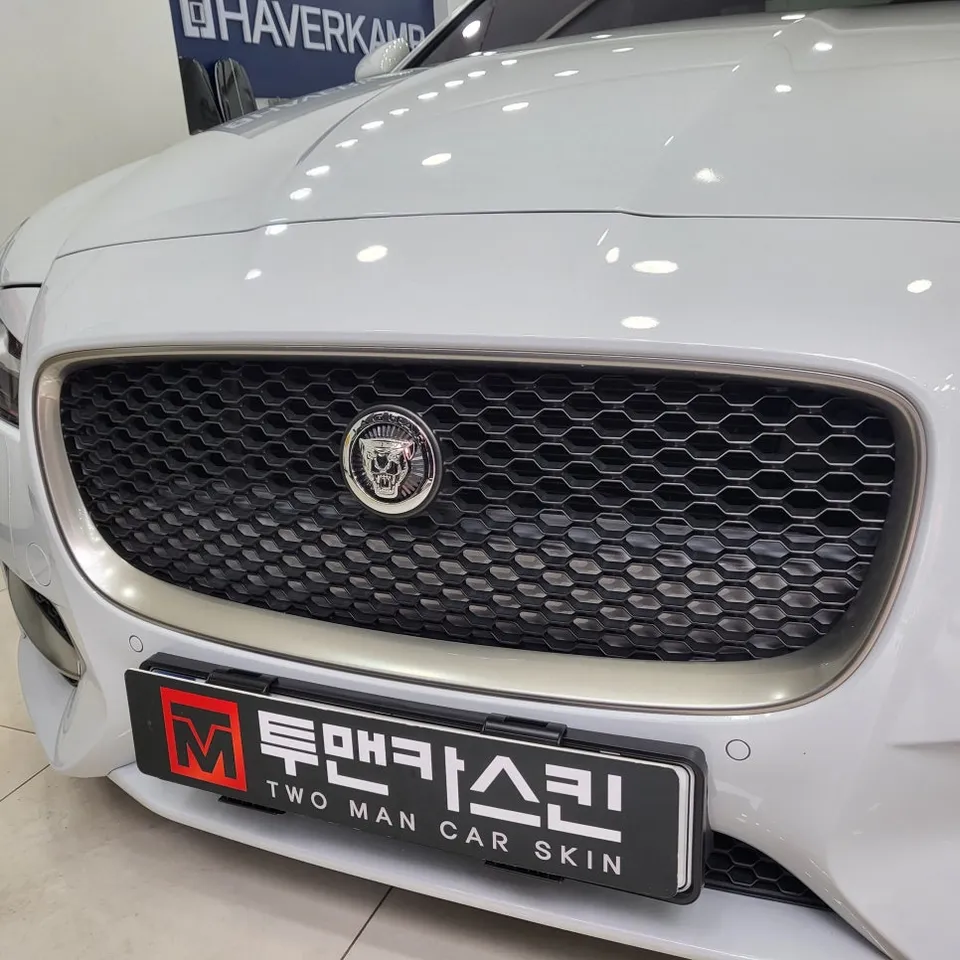 Jaguar XFのカーラッピング事例｜クロームブラック化 施工写真 3-2