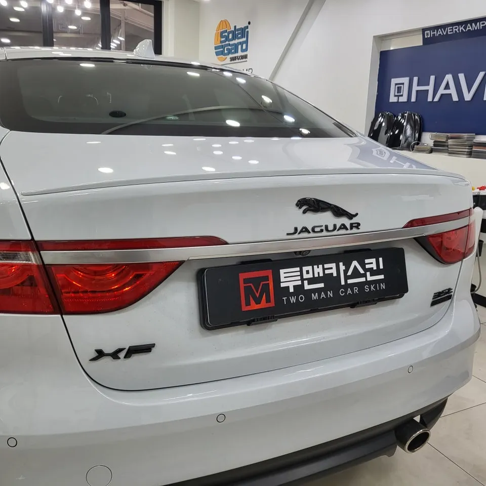 Jaguar XFのカーラッピング事例｜クロームブラック化 施工写真 1-3