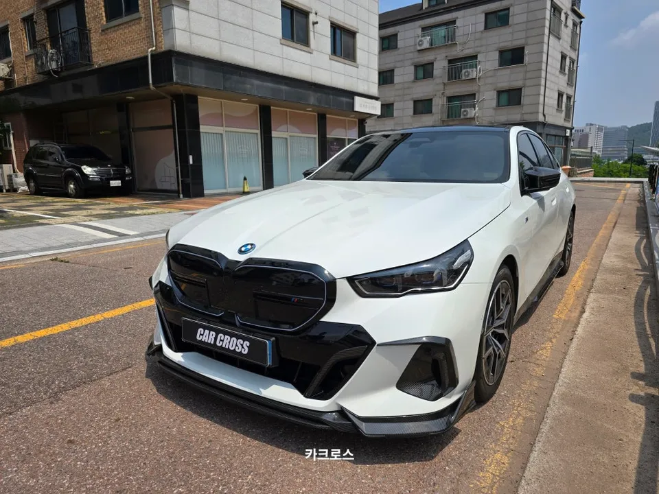 BMW i5のPPF施工事例：ボンネット保護の重要性と費用目安 施工写真 1-1