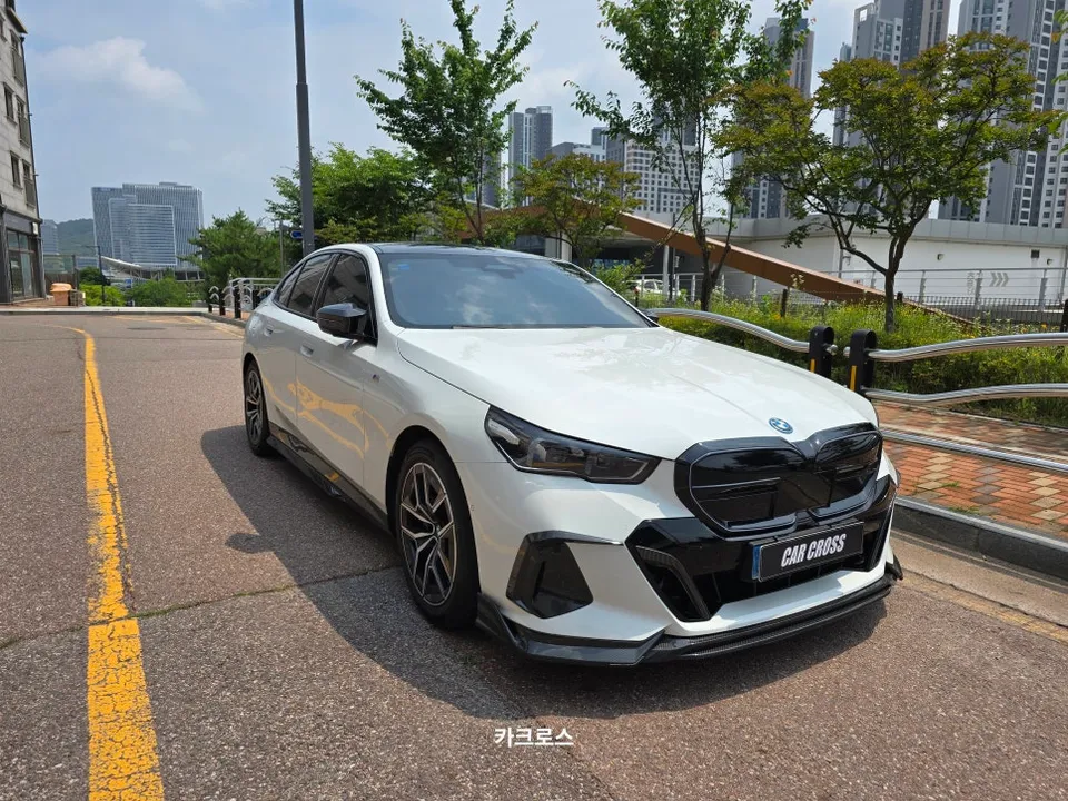 BMW i5のPPF施工事例：ボンネット保護の重要性と費用目安 施工写真 2-1