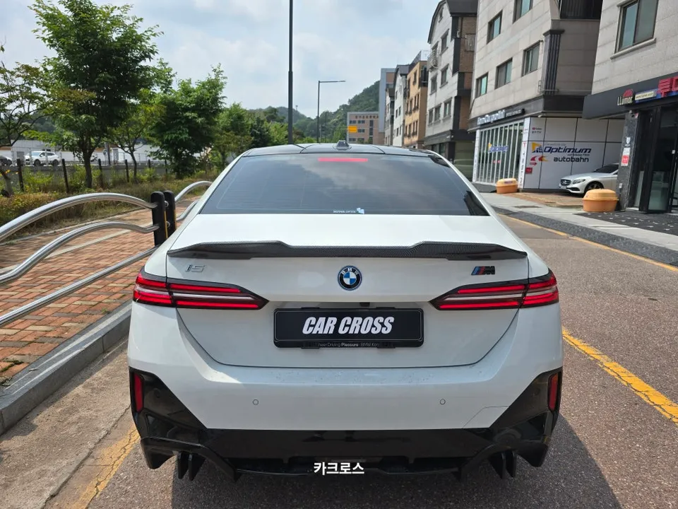 BMW i5のPPF施工事例：ボンネット保護の重要性と費用目安 施工写真 3-1