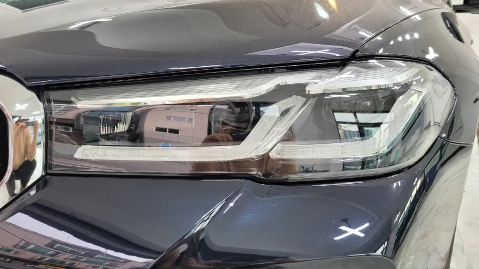 BMW 5 SeriesのヘッドライトPPF施工事例|費用目安・仕上がり 施工写真 1-2