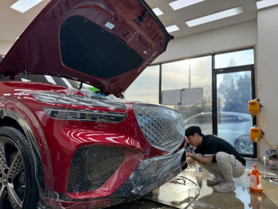 Genesis GV70のPPF施工事例:フロントバンパー保護 施工写真 3-1