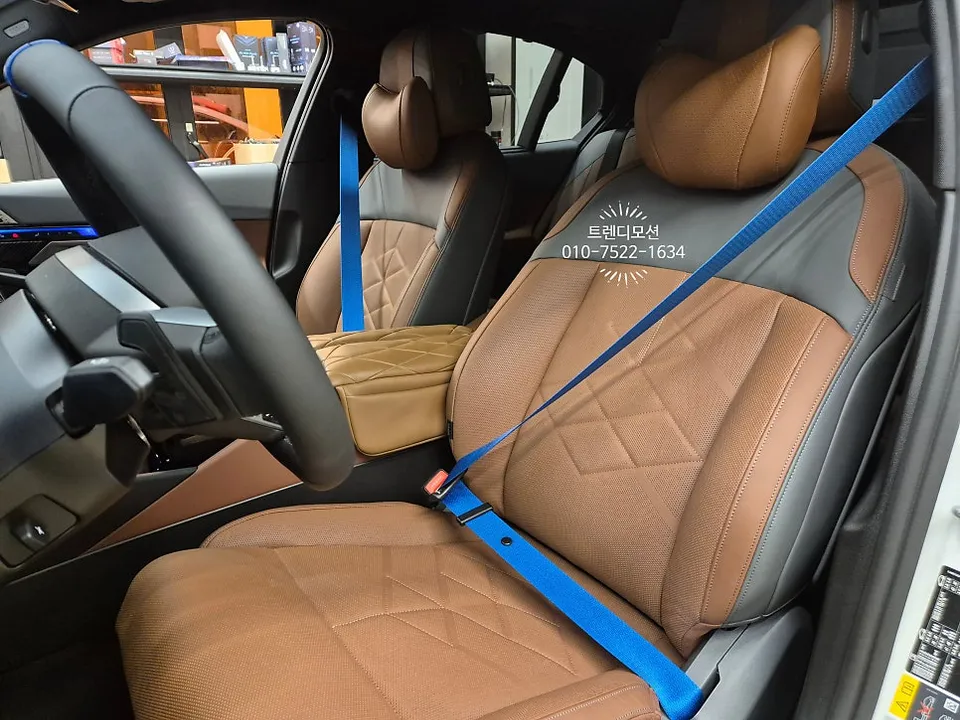 BMW i5 interior customization - BMW i5 Interior Customization Review: Blue Seatbelts photo 3