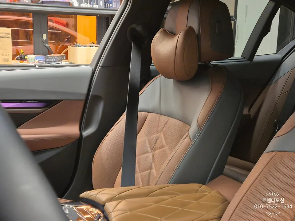 BMW i5 interior customization - BMW i5 Interior Customization Review: Blue Seatbelts photo 4