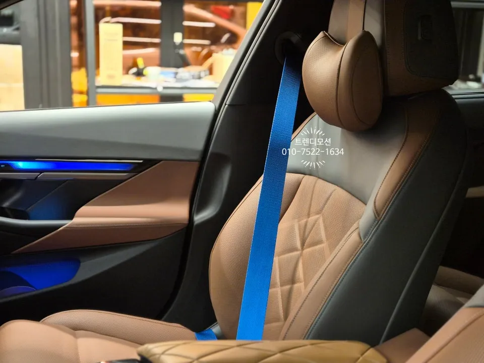BMW i5 interior customization - BMW i5 Interior Customization Review: Blue Seatbelts photo 5