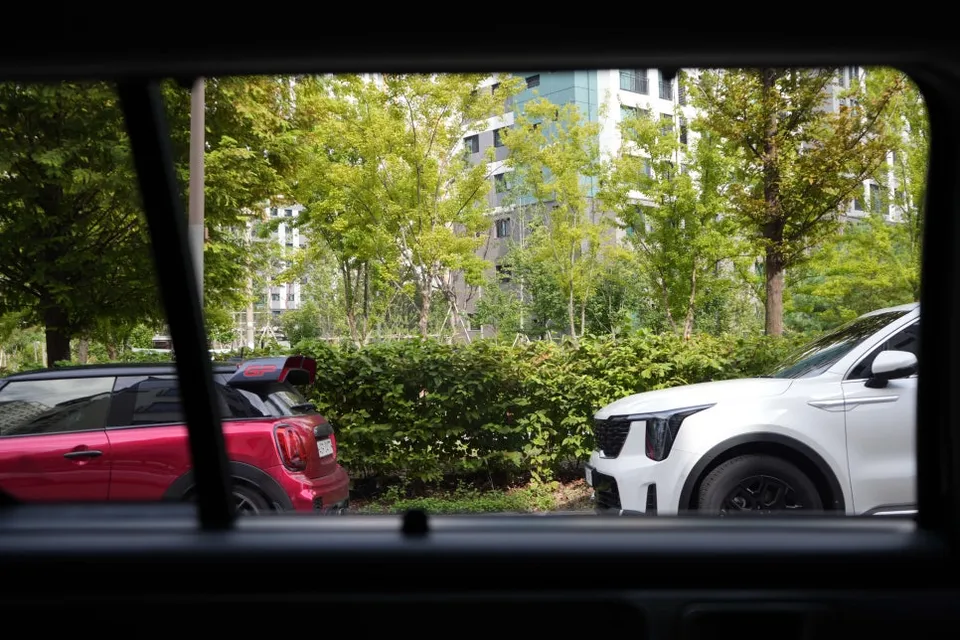 Hyundai Santa Fe MX5のカーフィルム施工事例｜明るい濃度と断熱効果 施工写真 2-2