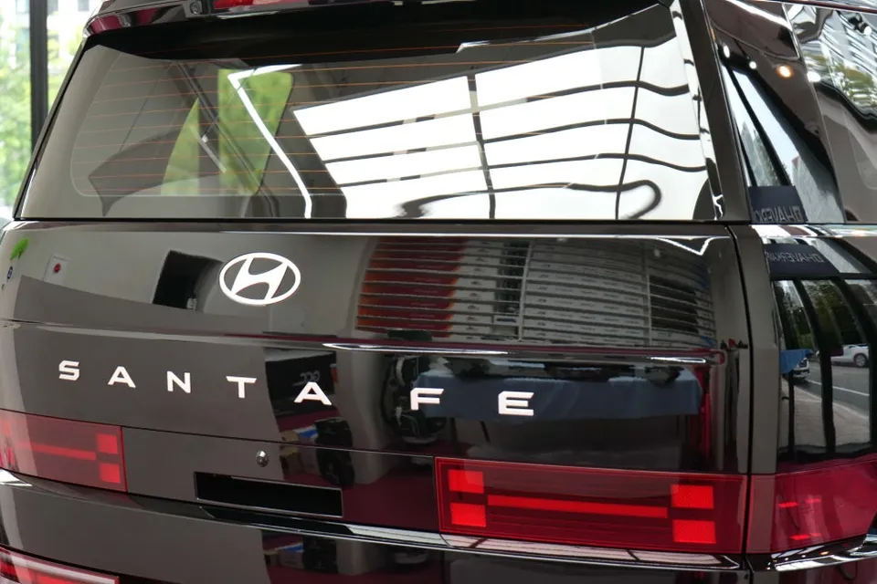 Hyundai Santa Fe MX5のカーフィルム施工事例｜明るい濃度と断熱効果 施工写真 3-2