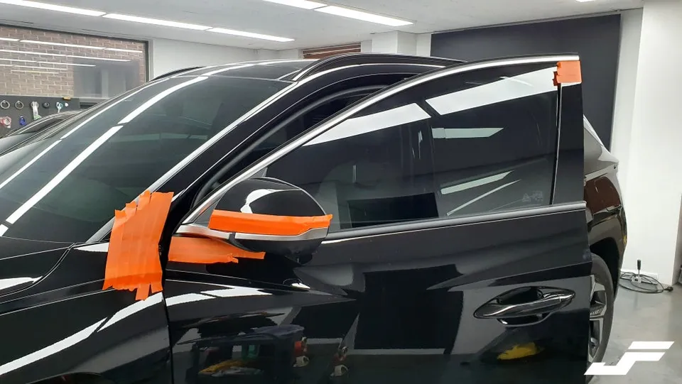Hyundai Tucson NX4のカーラッピング事例｜クローム除去で洗練された印象に 施工写真 2-2