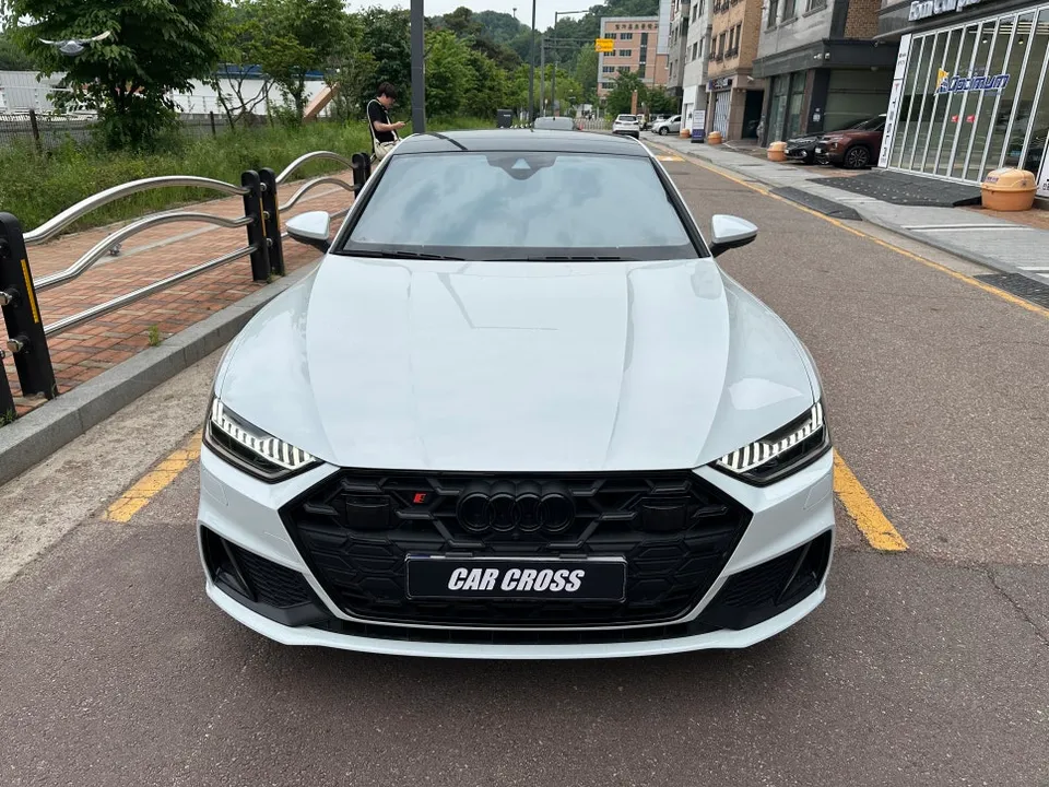 Audi A7のカーラッピング事例｜クロームメッキのブラックアウト 写真