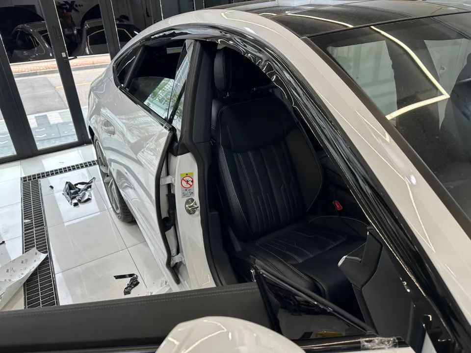 Audi A7のカーラッピング事例｜クロームメッキのブラックアウト 施工写真 3-3
