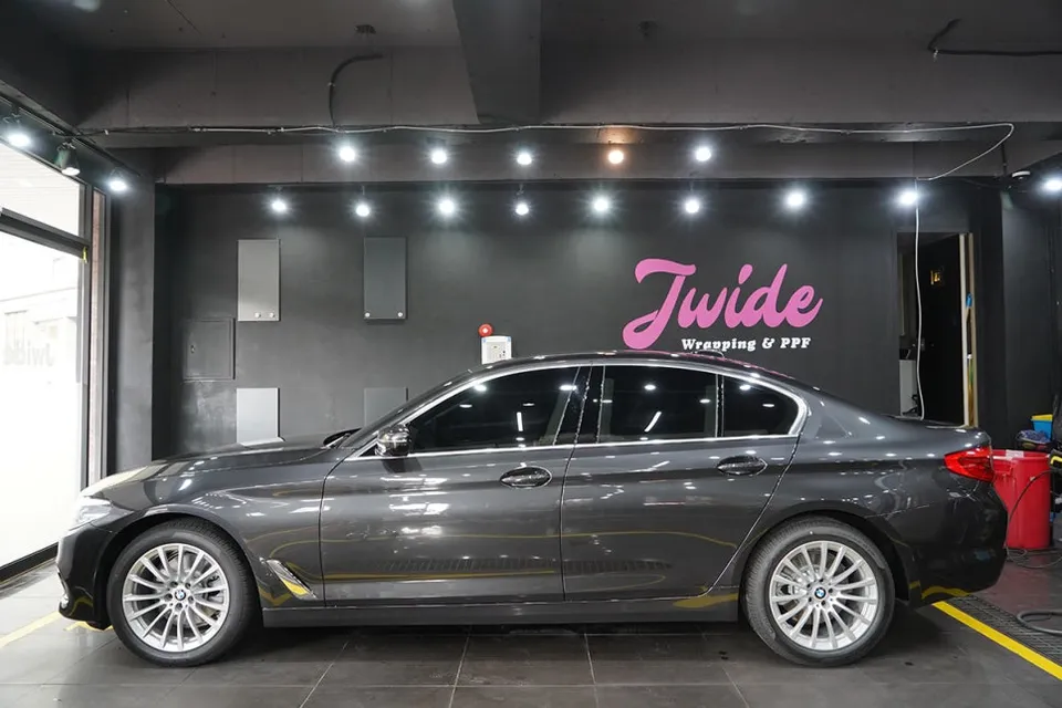 BMW 520iのカーラッピング事例|サテンブラックの仕上がり 施工写真 3-1