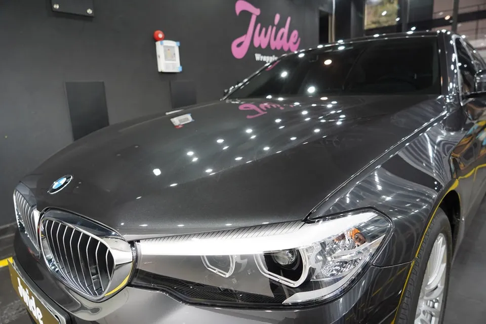 BMW 520iのカーラッピング事例|サテンブラックの仕上がり 施工写真 1-2