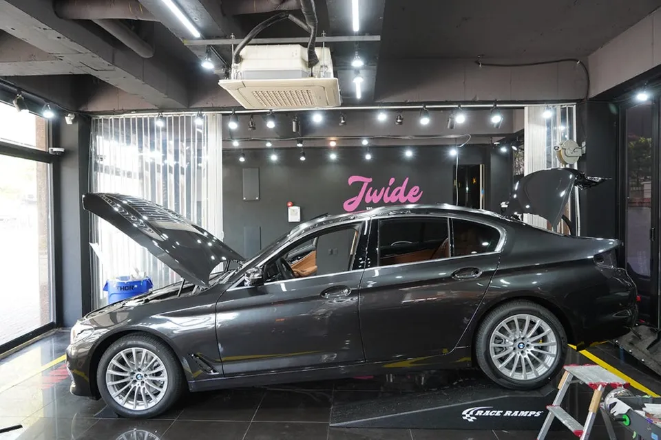 BMW 520iのカーラッピング事例|サテンブラックの仕上がり 施工写真 2-2