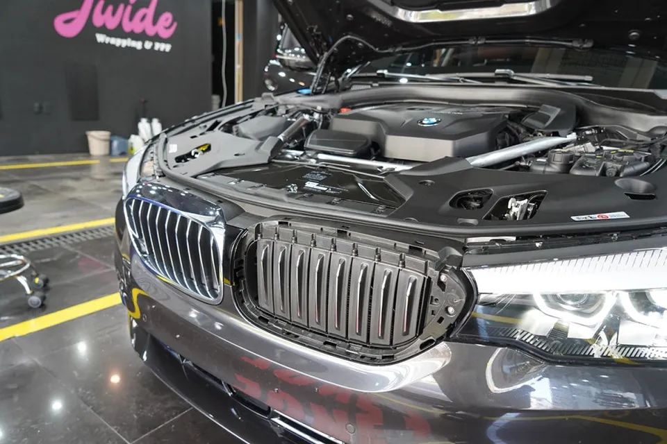 BMW 520iのカーラッピング事例|サテンブラックの仕上がり 施工写真 3-2