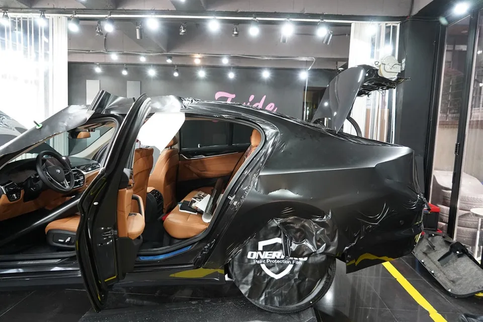 BMW 520iのカーラッピング事例|サテンブラックの仕上がり 施工写真 2-3