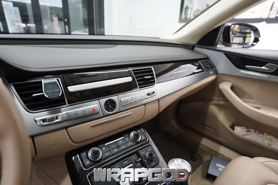 Audi A8のカーラッピング事例｜高級感を高めるカスタム 施工写真 2-1
