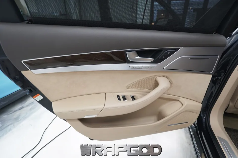 Audi A8のカーラッピング事例｜高級感を高めるカスタム 施工写真 2-2