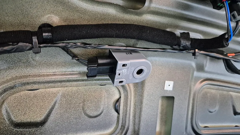 Kia K8 oem options - Kia K8 Power Tailgate Retrofit Review & Cost photo 4