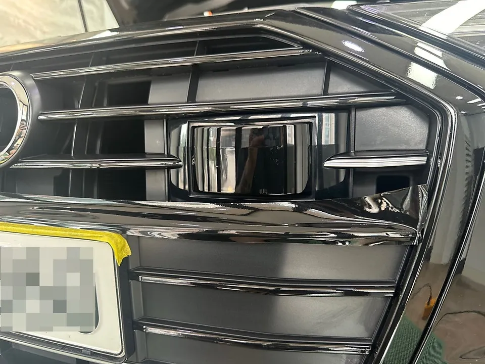 Audi A6のグリルラッピング事例|費用目安・仕上がり 施工写真 1-3